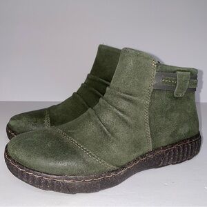Clarks Caroline Derby Dark Green Suede Booties Size 6.5